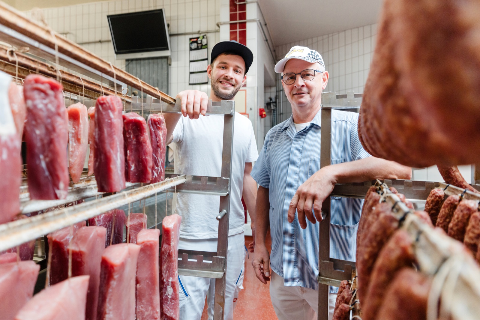 Tilman und Uwe Seeber bei der gemeinsamen Arbeit in der Fleischerei