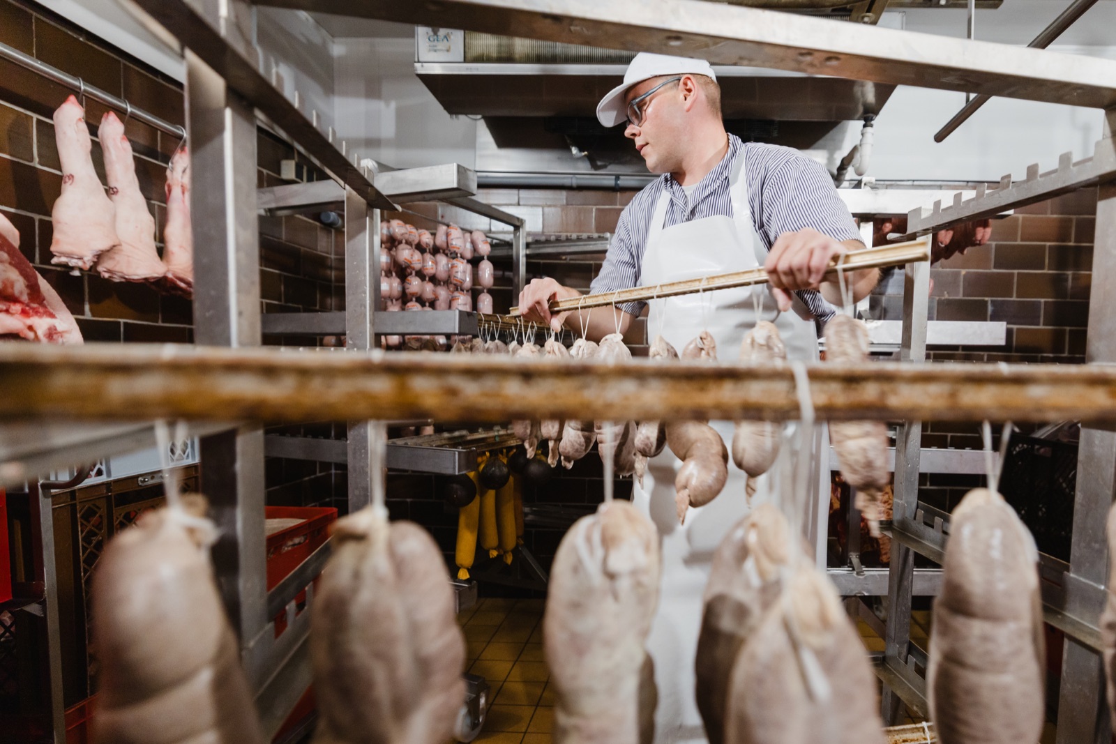 Handwerkliche Wurstherstellung in der Fleischerei Seeber