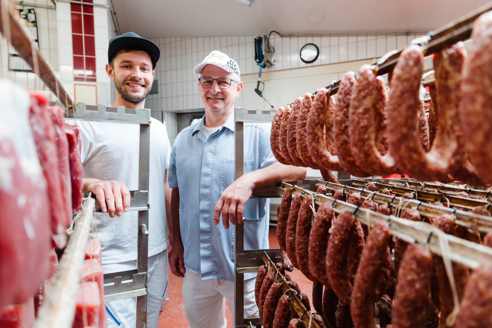 Tilman Seeber und die vorherige Generation gemeinsam in der Fleischerei