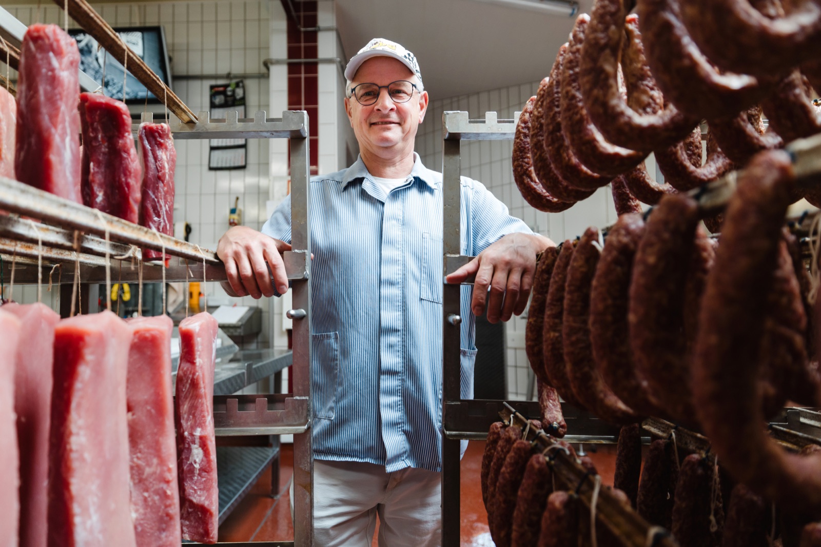 Uwe Seeber im Arbeitsraum der Fleischerei