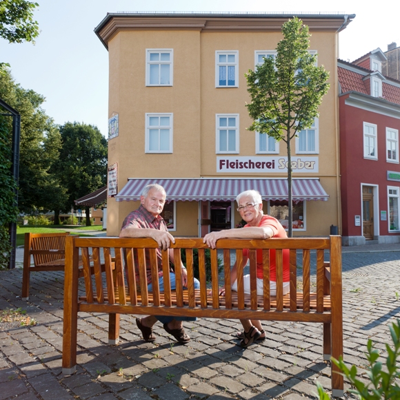 Karl-Heinz und Pauline Seeber vor der Fleischerei in der Erfurter Straße