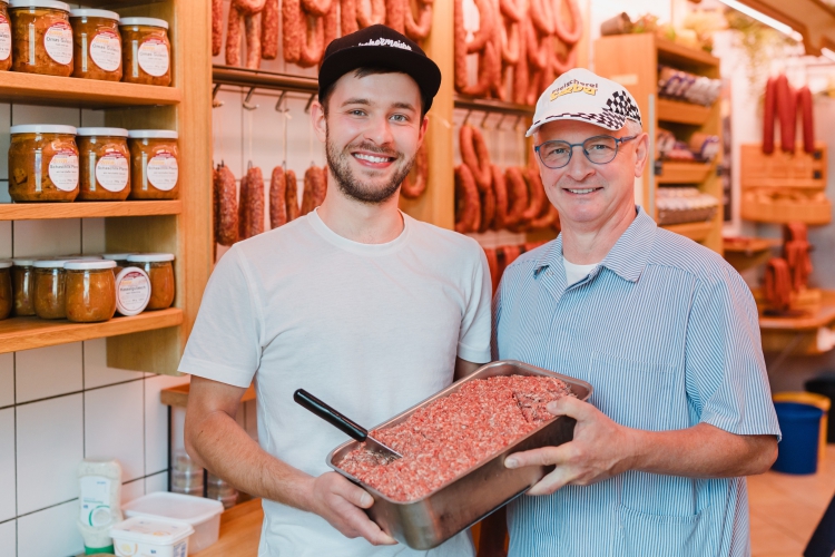 Tilman und Uwe Seeber gemeinsam in der Fleischerei